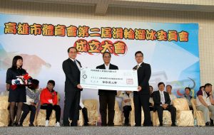 鹽埕區大仁路新興街口路面下陷 水利局派員緊急搶修