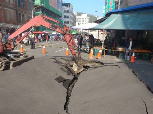 高師大美術系快閃藝術展抗議李科永紀念圖書館