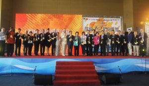 萬人提燈‧光之遊行 陳菊與國際友人點亮高雄