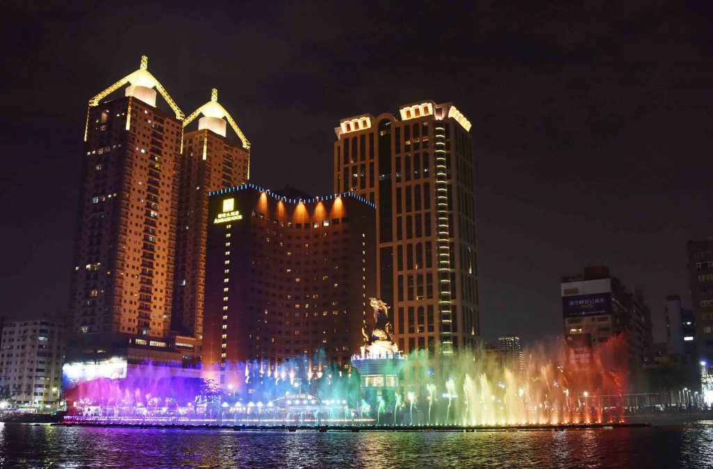 打造愛河愛之鯨 葉匡時帶頭響應淨灘活動