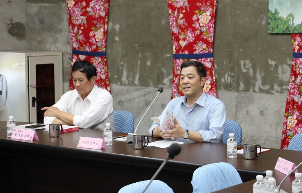 幫阿公打掃~~左營區公所替代役男年終關懷獨居長者