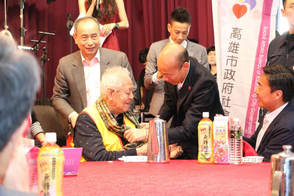 旗津區各界廣送年菜圍巾 預祝獨居弱勢長者春節快樂