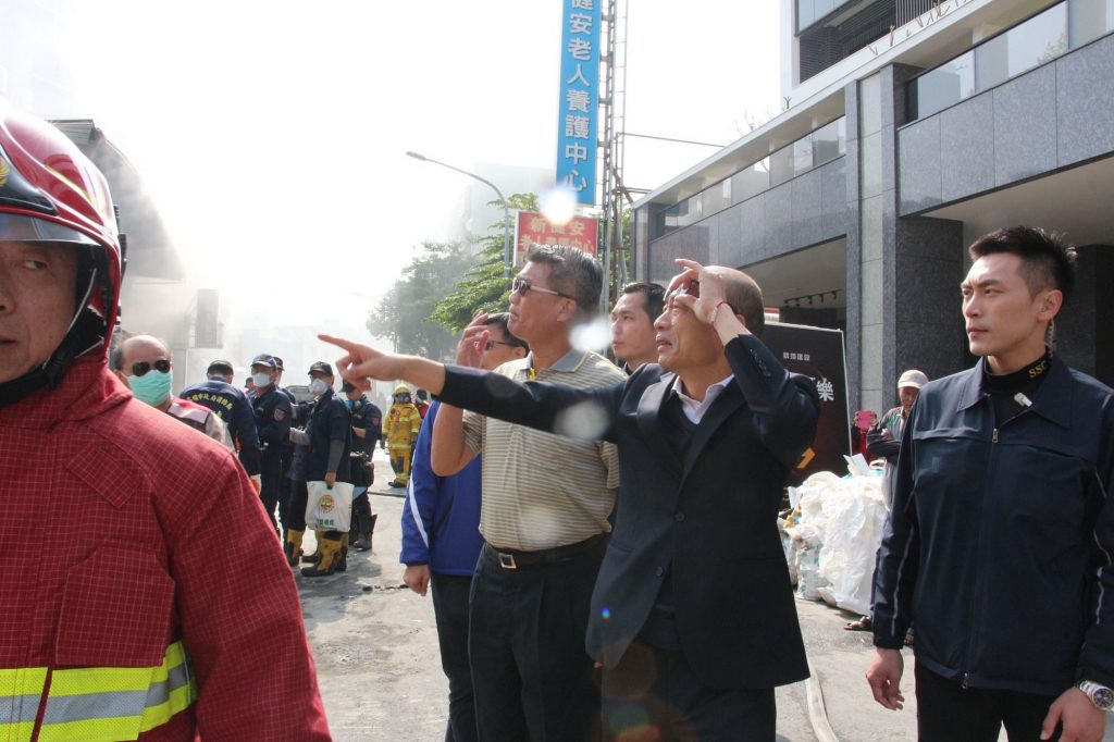 「多陪伴父母」  韓國瑜與獨居長輩圍爐慶歲末