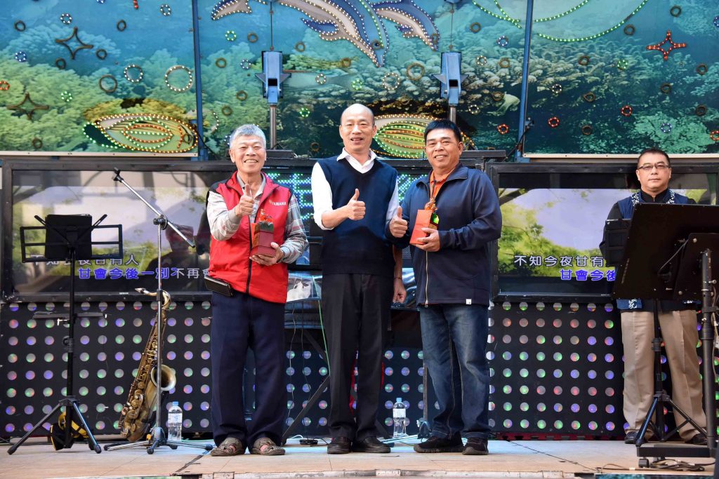 「鼠一鼠二」小提燈亮相！韓國瑜探視病童送驚喜