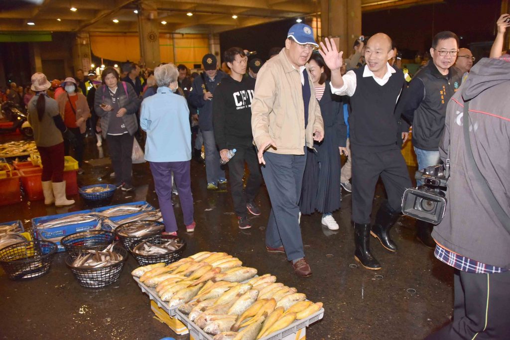 韓國瑜陪街友吃午餐！感謝社會團體持續送愛到角落