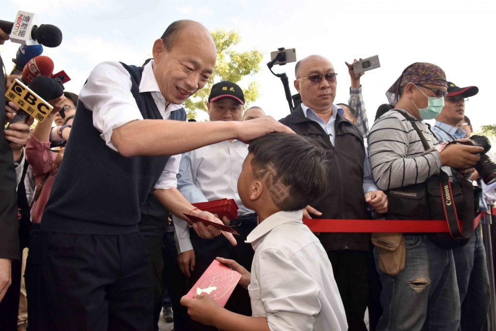 韓國瑜訪視智慧運輸中心  親自廣播注意行車安全