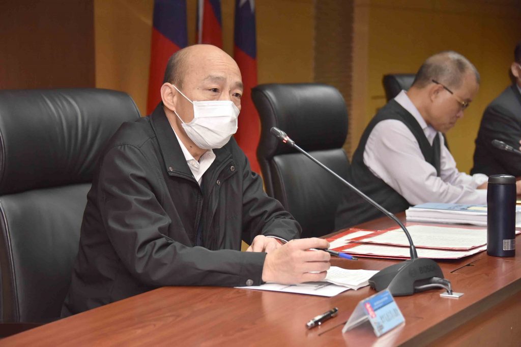 韓國瑜至旗山關心長輩健康　替長輩打菜