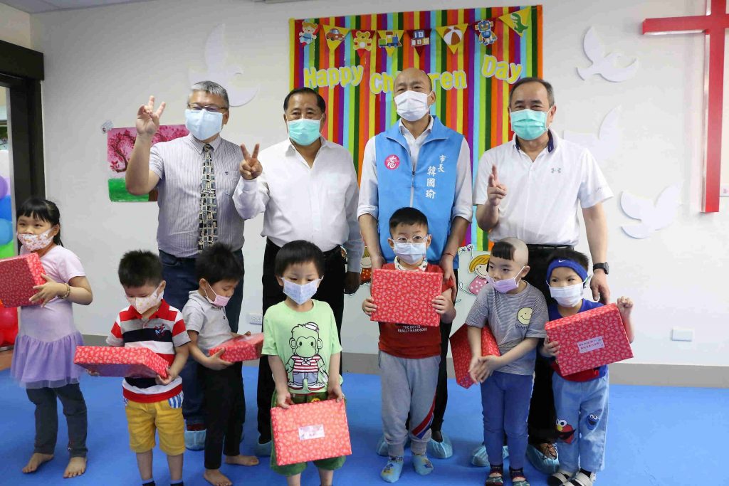 大樹體驗採收鳳梨 韓國瑜鼓勵多購買在地農產