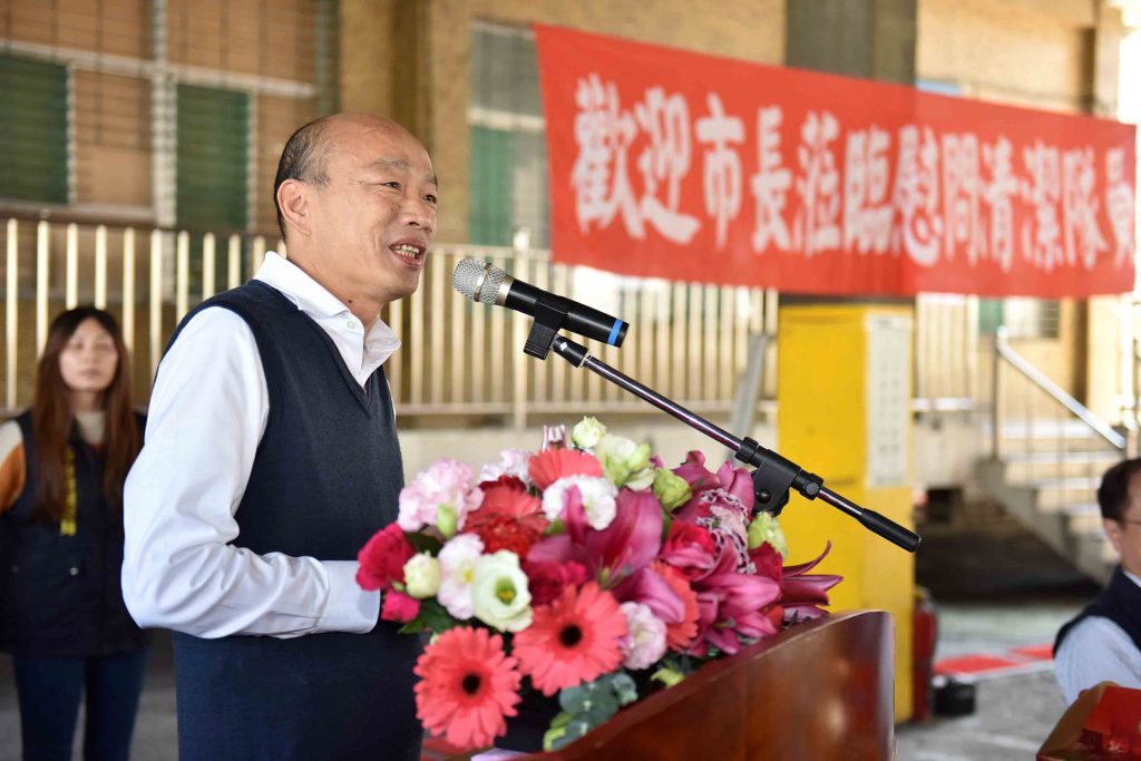 關心農漁蔬果年節供貨情形 韓國瑜巡訪漁港、市場拜早年