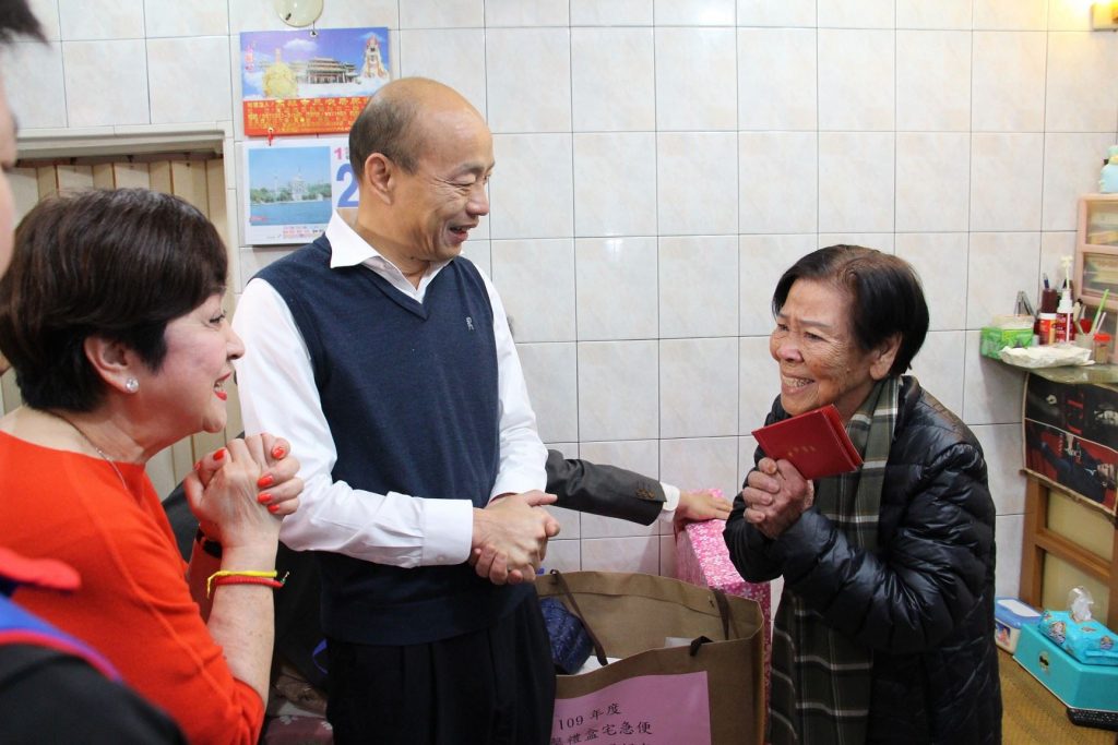 發紅包送橘子 韓國瑜慰問清潔隊員辛勞