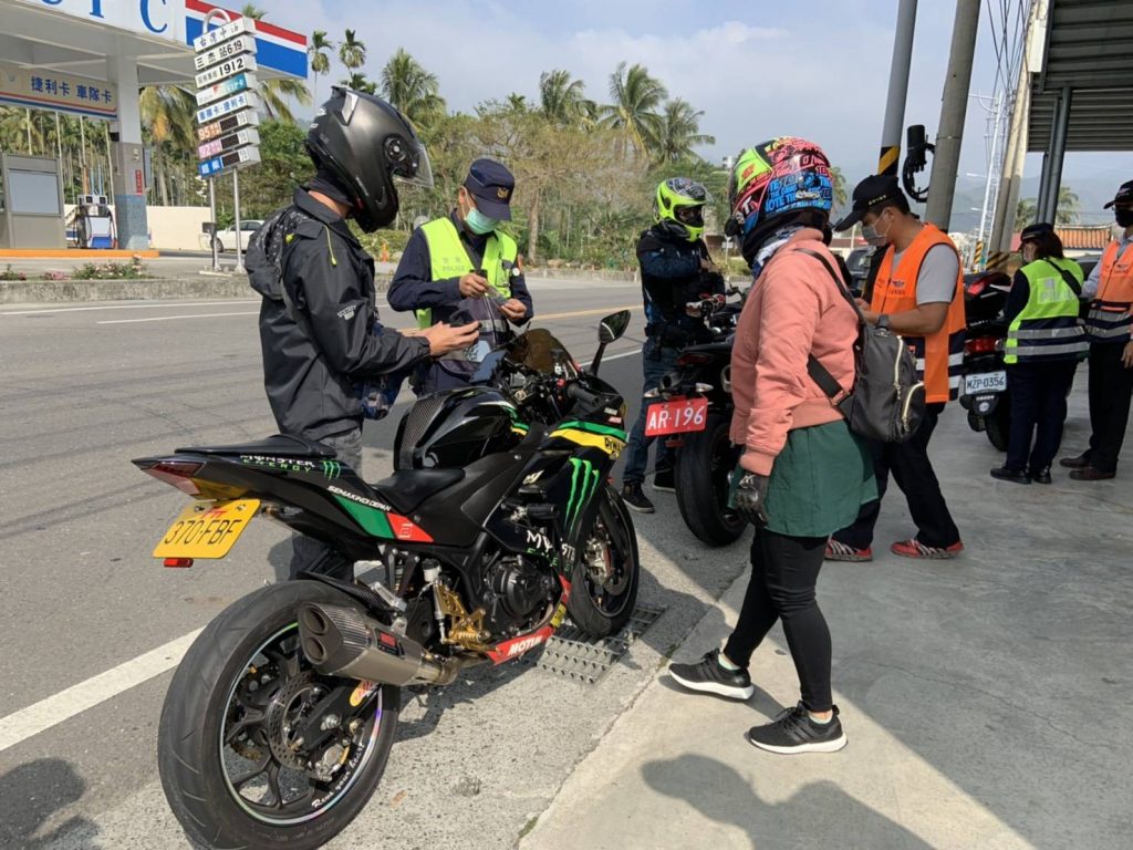 悼念英勇警消執勤殉職 韓國瑜出席追思會慰問致意