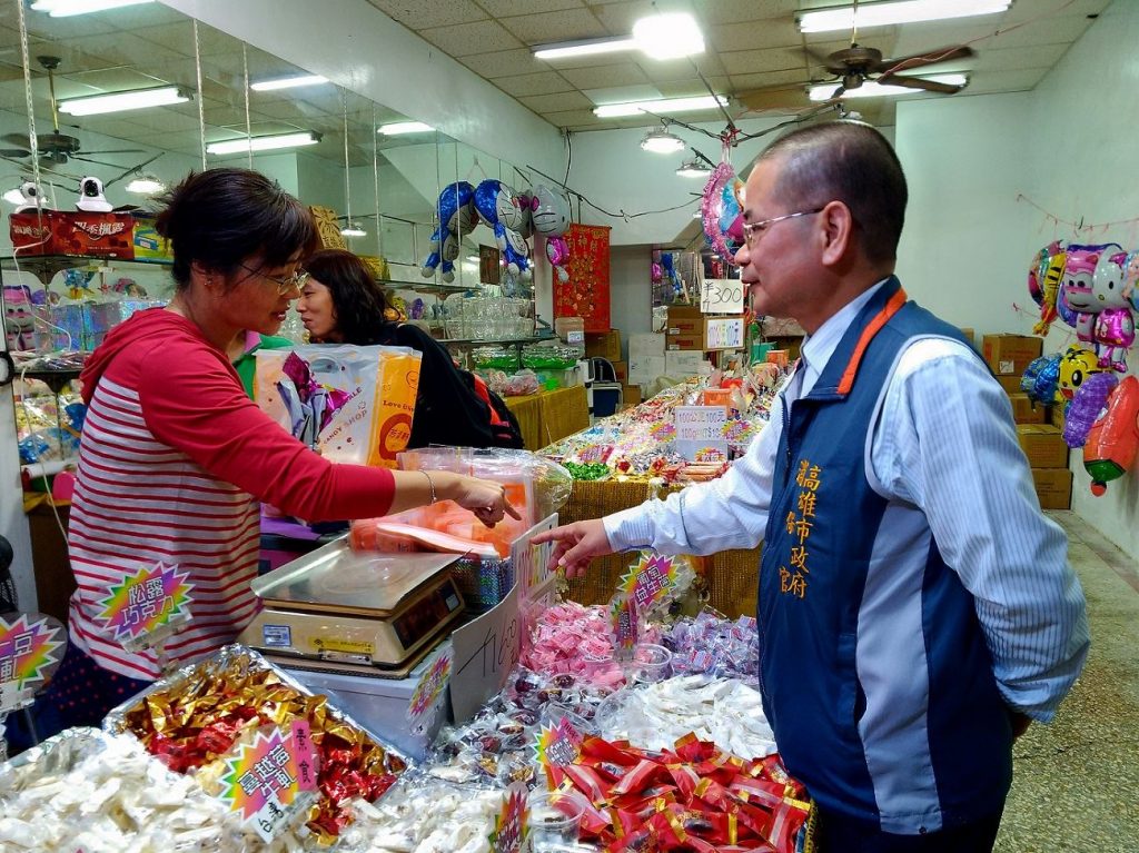 送上暖意過好年 韓國瑜偕同甄珍慰訪獨居長輩