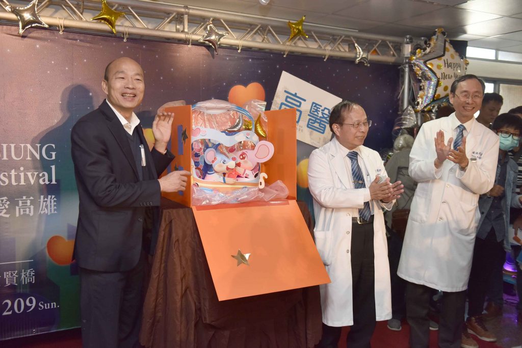 高雄市衛生局會同衛生福利部食品藥物管理署、市府消保官、經發局等單位聯合稽查三鳳中街並公布第二波年節食品抽驗結果