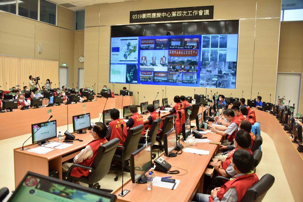 高雄市清潔隊員趁雨勢稍緩 穿雨衣揮汗水全力恢復市容
