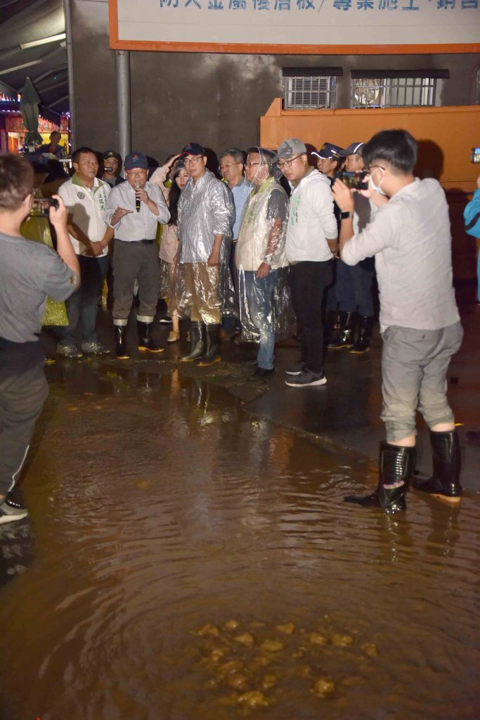 陪同蘇院長視察前鎮漁港   陳其邁下軍令狀2年內完工