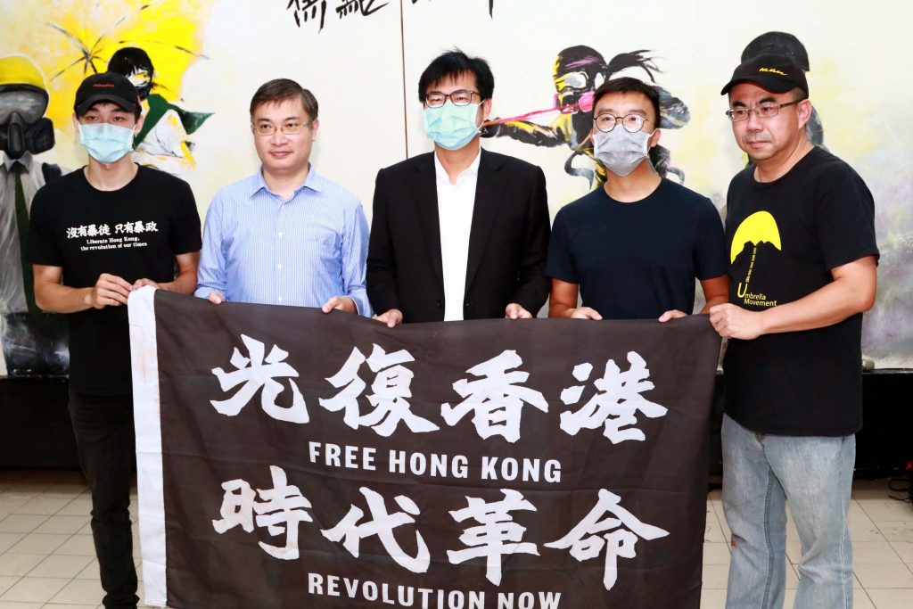 千把彩虹傘耀後驛 陳其邁點燈自拍行銷商圈