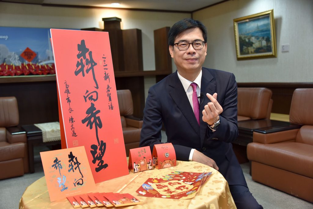 至老人公寓向長輩拜年 陳其邁高歌春夏秋冬不忘提醒防疫