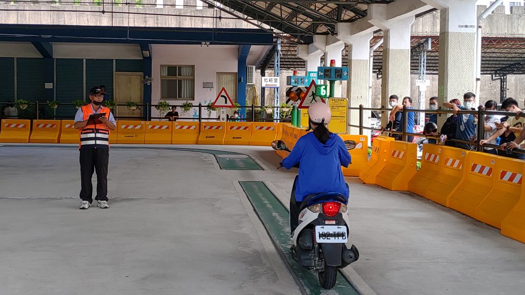 騎帥不騎快 以免車毀人傷