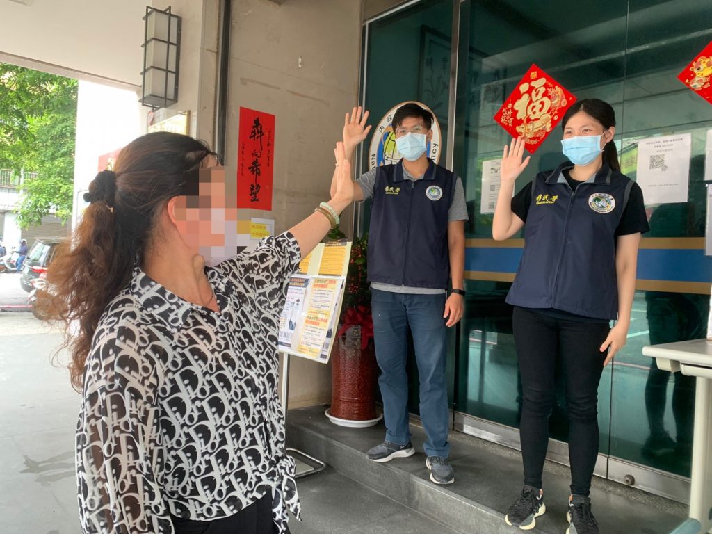 高雄市基層警服務態度極佳 黃明昭局長頒贈獎牌道賀