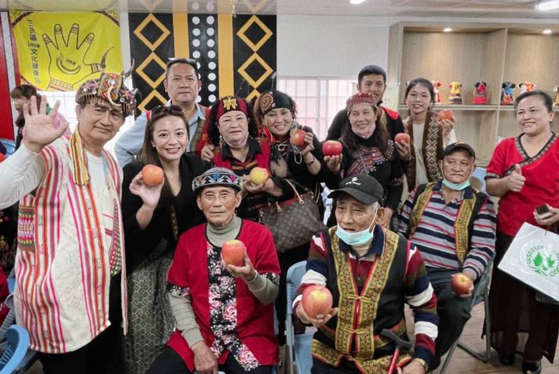 高雄市民進黨前鎮小港區選戰激烈 市場拜票互別苗頭