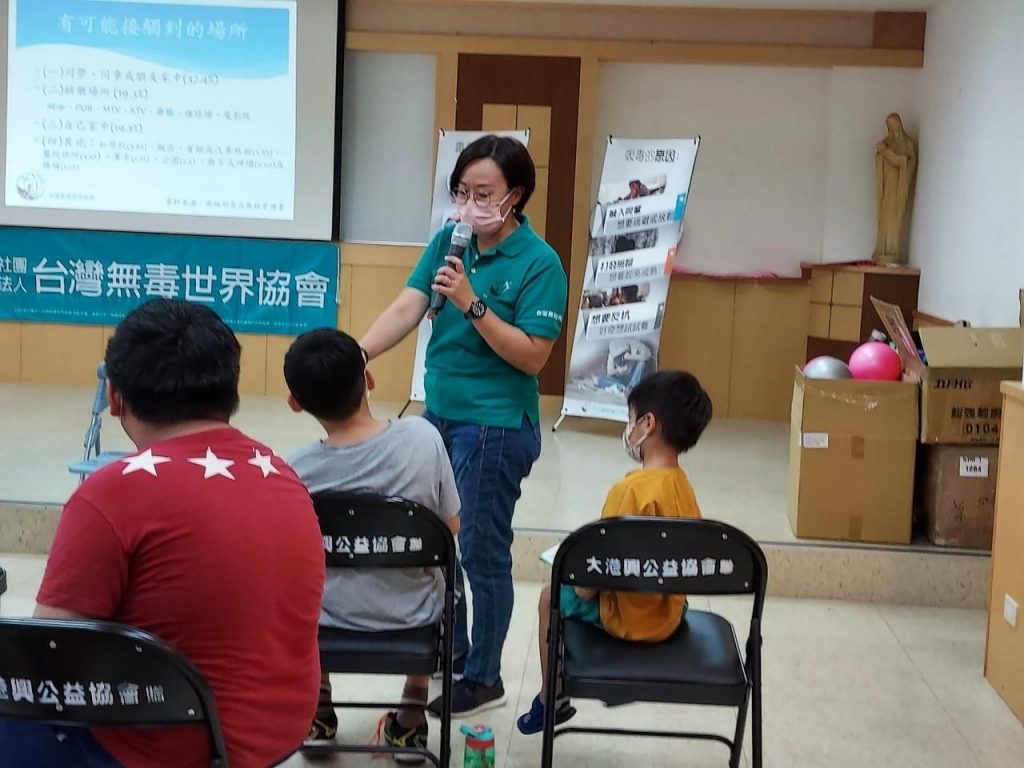 市長陳其邁現身喜憨兒創作料理店 親自推銷庇護商品