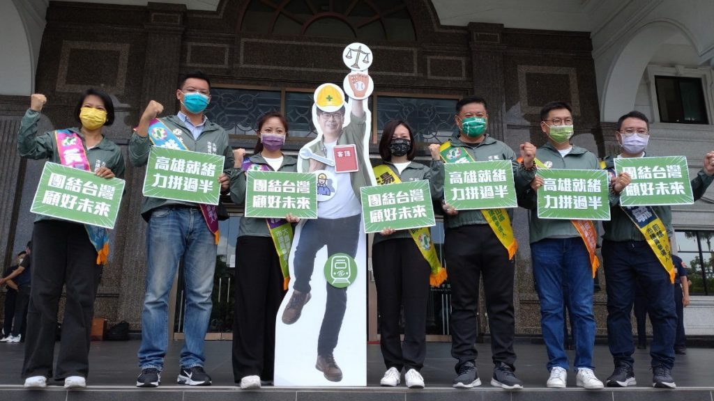 戀戀高雄 畫齡近一甲子 老警長蔡俊章博士水墨畫開展