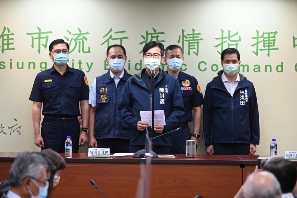 高雄市議長曾麗燕與副議長陸淑美提前為打火兄弟慶中秋