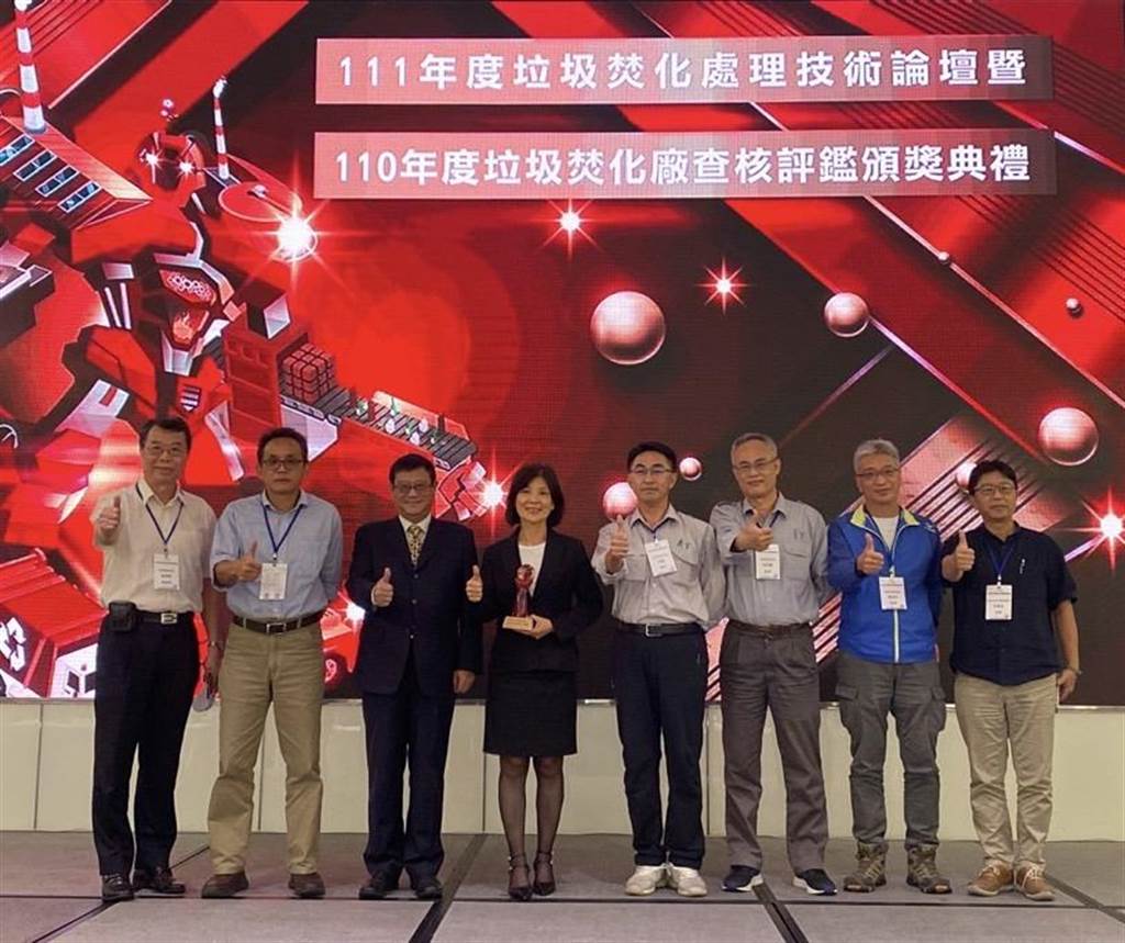 高雄市議會定期大會閉幕 市長陳其邁率市府團隊向議會鞠躬致敬