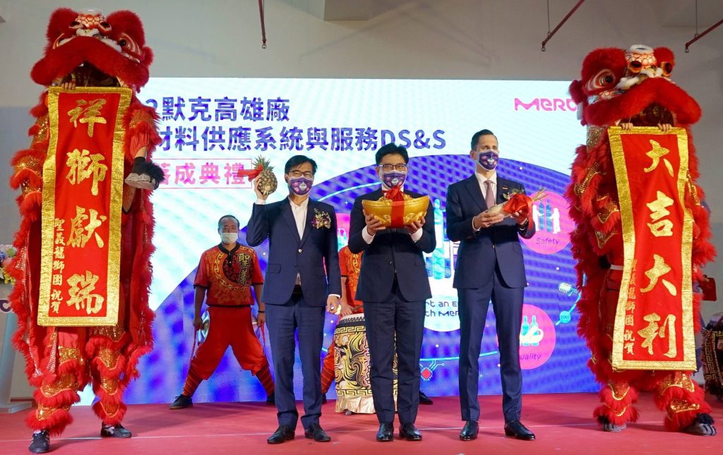 高雄輕軌夢時代站全新候車亭啟用 候車空間更舒適