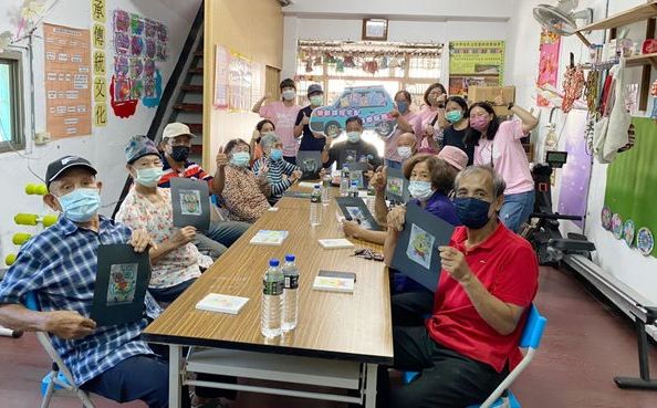 高雄市議長曾麗燕與副議長陸淑美提前為打火兄弟慶中秋