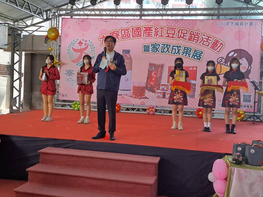 高雄輕軌夢時代站全新候車亭啟用 候車空間更舒適