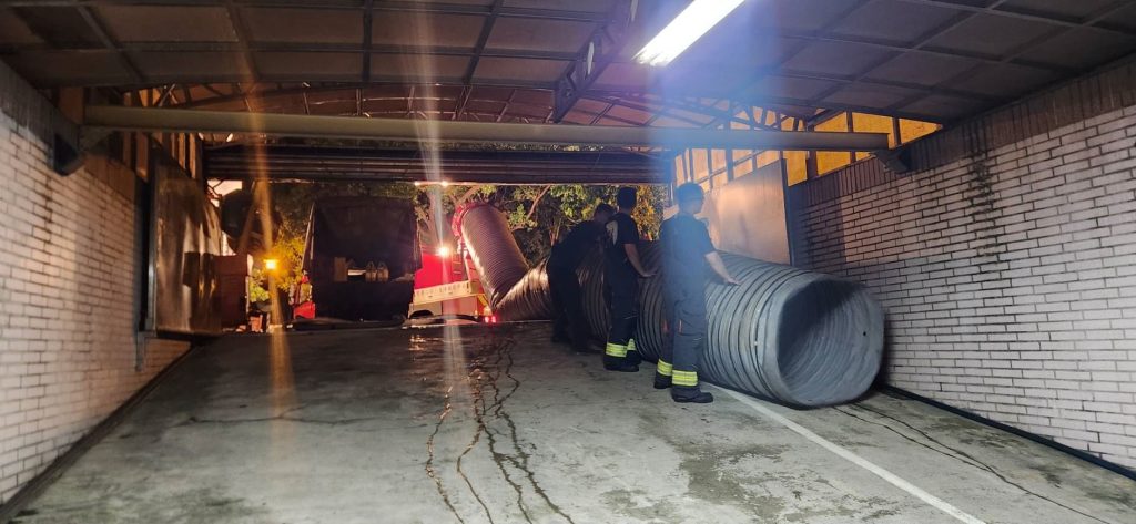 高雄三民區大樓水淹地下3層樓 住戶心痛愛車泥濘泡水