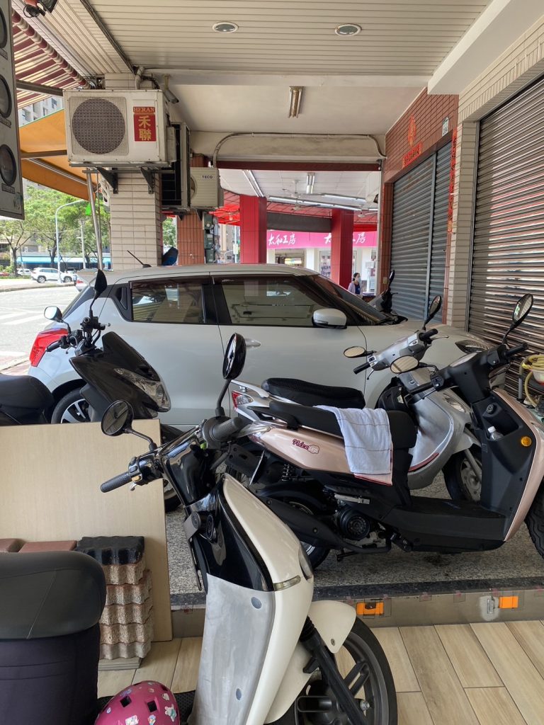 行人路權被侵害 高雄市的騎樓亂象叢生