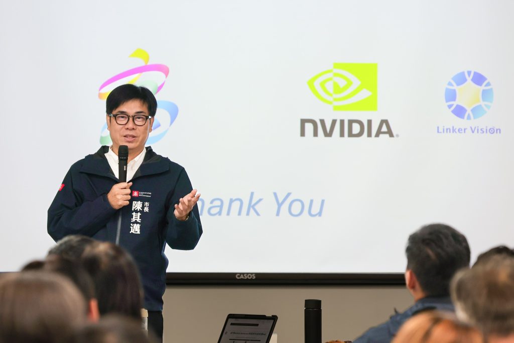 藍寶石演出落幕胡瓜送幸福 率藝人高雄長照機構慰訪 高雄市長陳其邁出席表感謝 全場合唱〈快樂的出航〉