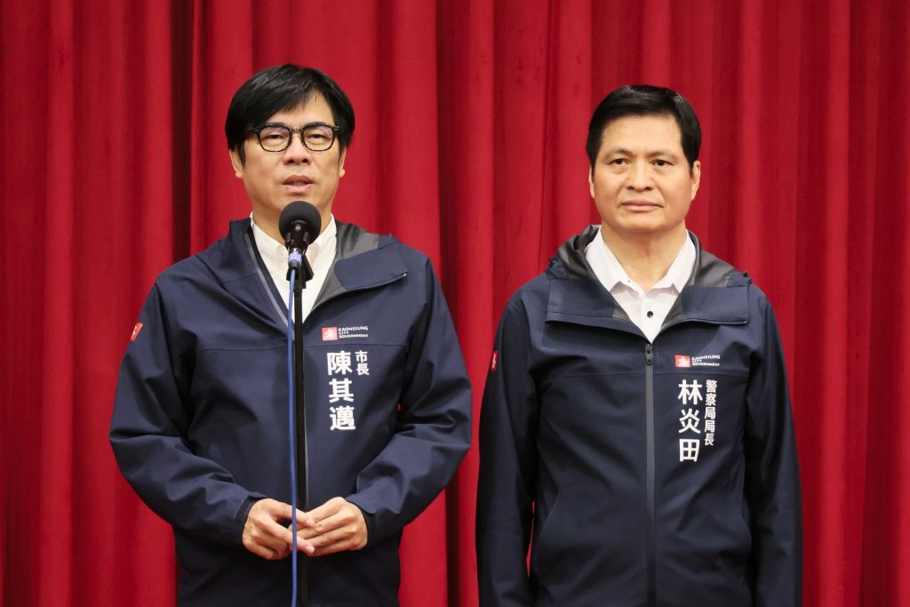 高雄市群英會贈醫療巡迴車與小港醫護弱勢長輩健康