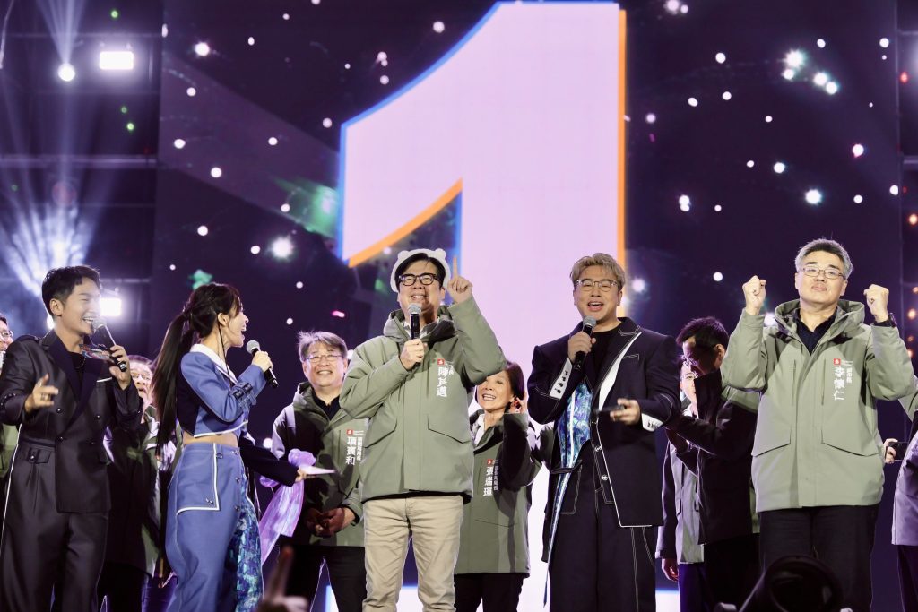 高雄市各界慶祝114年元旦升旗 陳其邁：克服萬難 迎向未來 加快高雄進步腳步
