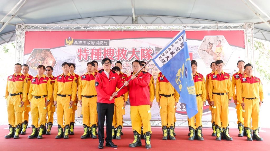 赴商圈、廟宇發送小紅包 首長熱情與民眾互拜早年