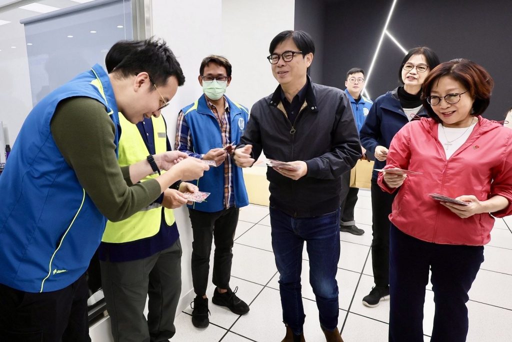 除夕慰問基層同仁辛勞 陳其邁：感謝同仁為市民提供最好的服務　讓高雄成為安居樂業的城市