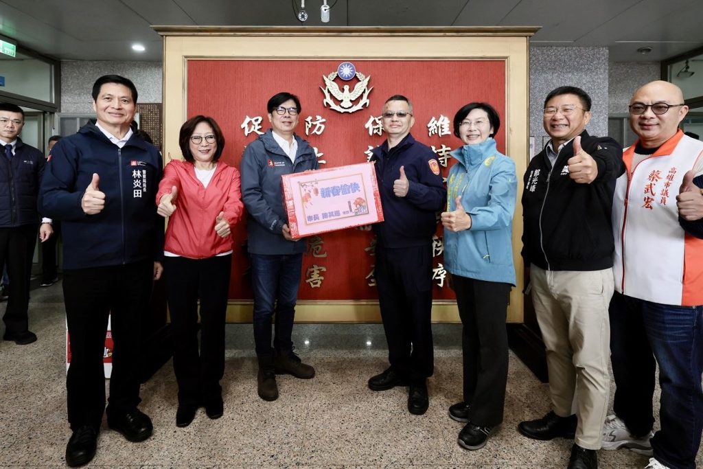 走訪前鎮、小港、旗津等地拜廟祈福 民眾熱情歡迎 陳其邁祈求經濟繁榮 市政順利