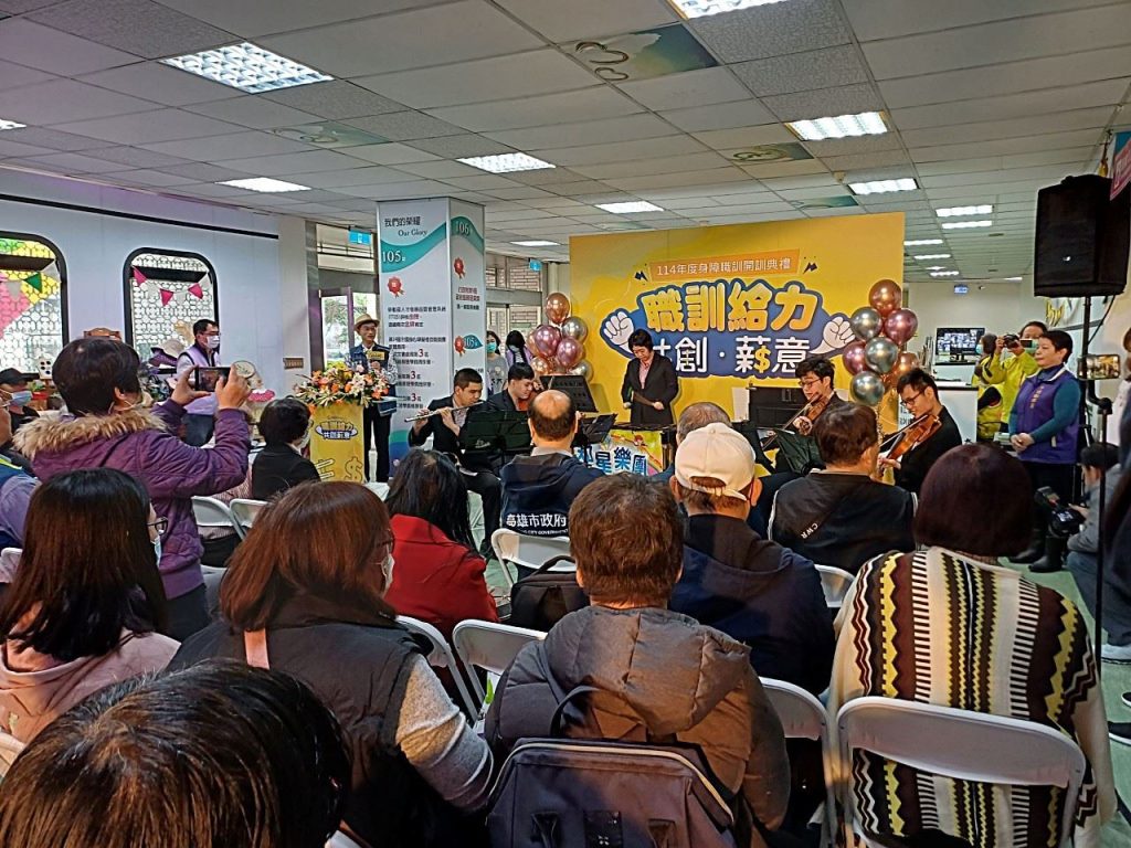 高雄冬日遊樂園畫句點 吉伊卡哇合體道別 陳其邁頒檢定證感謝小可愛們參與