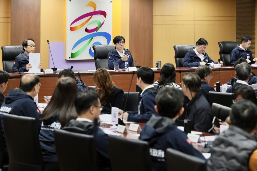 高市府政風處與小港高中合作，首創「廉政服務社」，下學期規劃創新生成式AI與誠信主題課程熱烈展開!