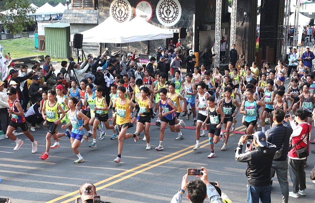 橋頭天月宮頂鹽媽安壇插旗 為進香活動做準備