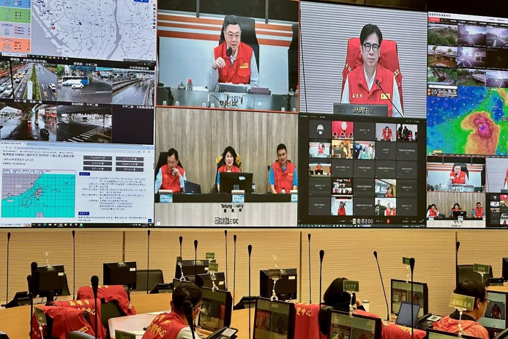 中颱丹娜絲來勢洶洶 陳其邁趕赴桃源山區視察防颱整備、關心居民預防性撤離