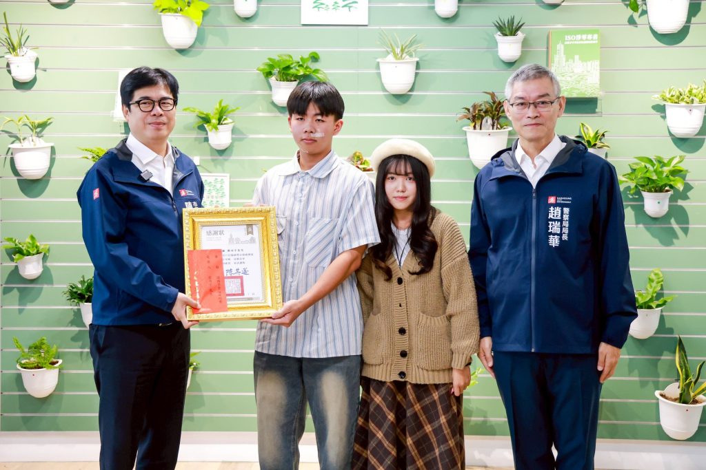 男大生阻危害擴大、國中生暖伴身障者過馬路 陳其邁公開表揚善行義舉