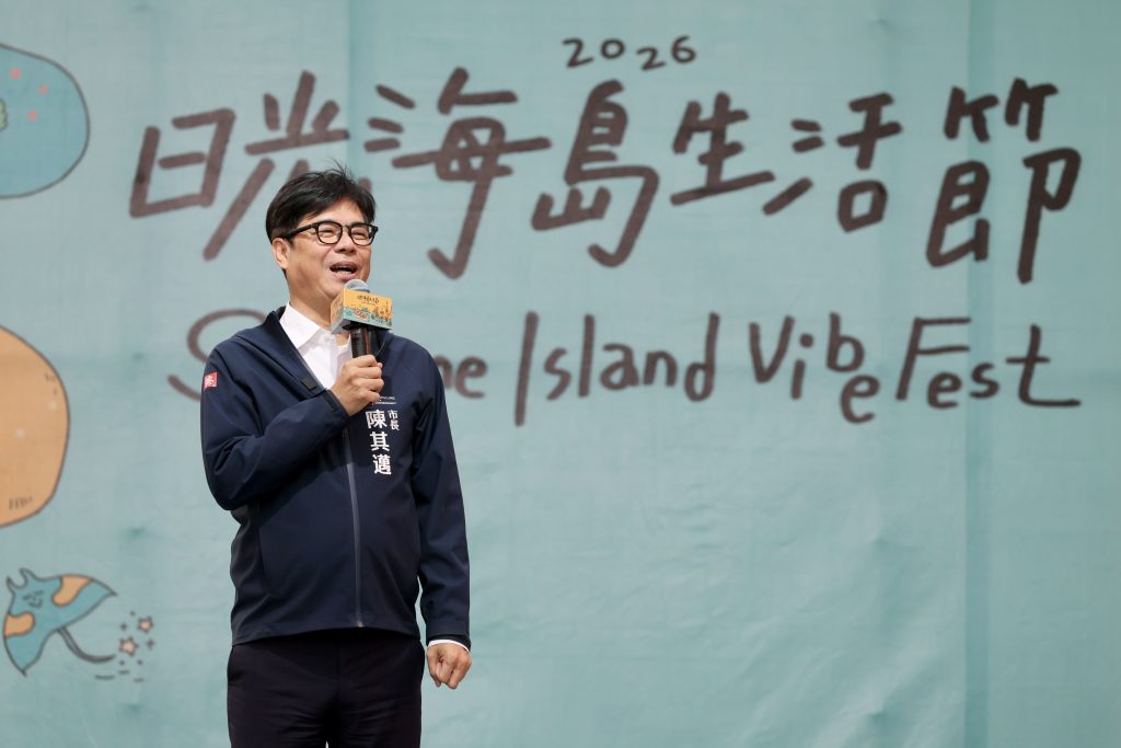2026林園洋蔥節熱鬧開幕  陳其邁下田「ㄎㄠ蔥頭」邀民眾吃洋蔥挺農民