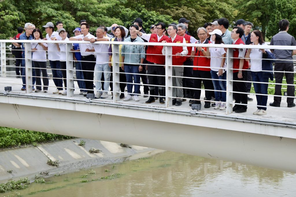 卓揆視察白米滯洪池成效與農損情形 陳其邁：攜手行政院落實系統性治水計畫與農損救助