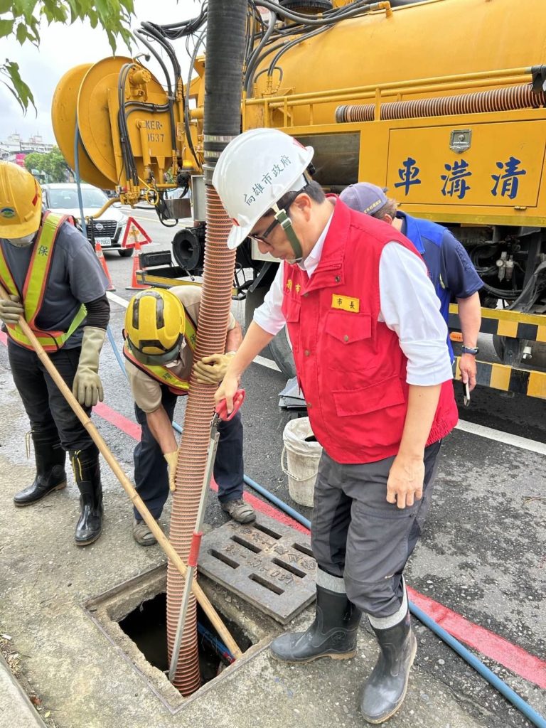 嚴防巴威颱風後西南風強降雨風險 陳其邁巡視滯洪設施運作與道路清理復原作業