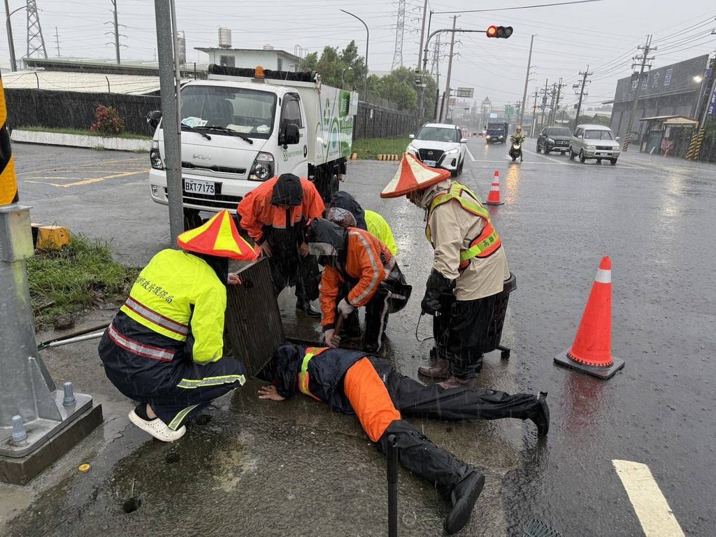 高雄連日降雨不斷 8月總雨量刷新歷史紀錄 高市府持續加強戒備成立豪雨災害應變中心擴大三級開設 確保市民安全